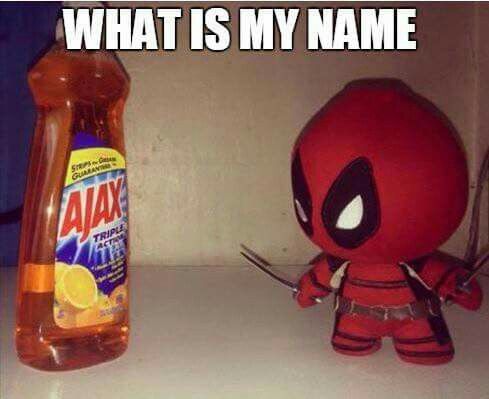 Foto do personagem Deadpool enfrentando um limpador multiuso AJAX